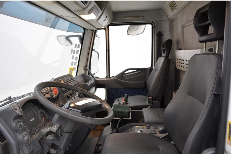 Lastbil med mandskabslift Iveco Eurocargo 120E18: billede 8